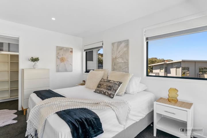 The main Bedroom has comfy King size bed and ensuite
