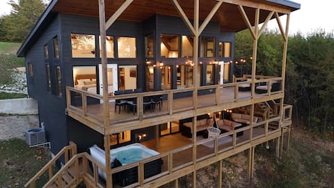 Wild Turkey Overlook • Two Decks, Views, Hot Tub!