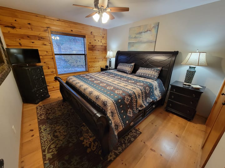 Кадифен брачен кревет за мирни ноќи во шумата.