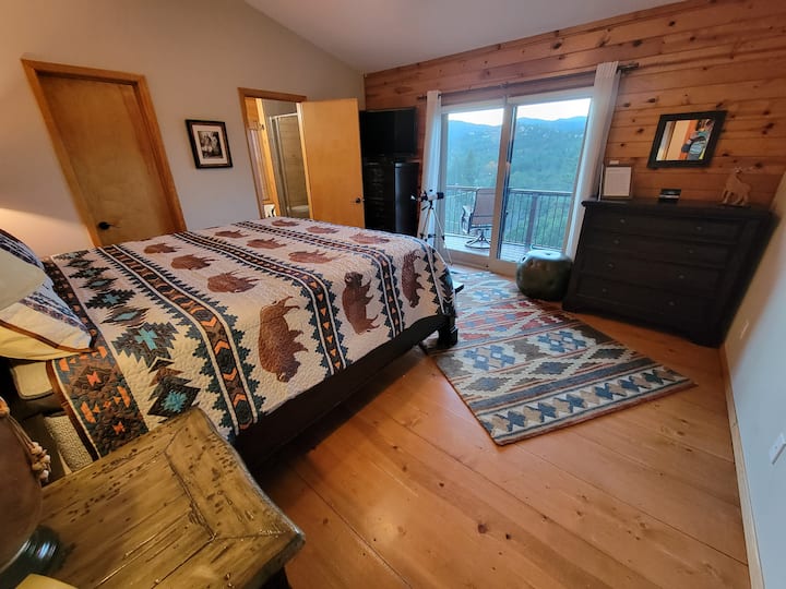 Разбудете се со неверојатен поглед кон планината од главниот кревет.