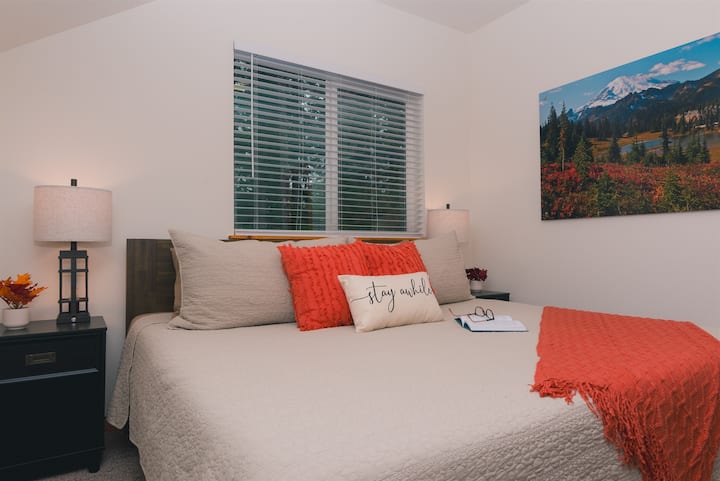 חדר "סתיו" עם מיטת קינג סייז וטלוויזיה חכמה סמסונג