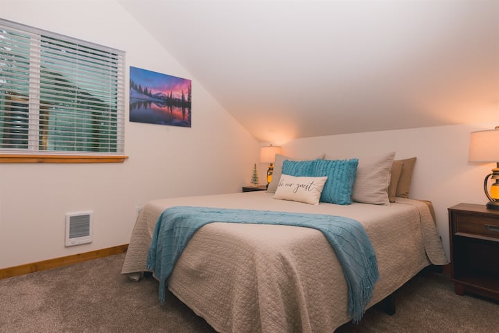 חדר "חורף" עם מיטת קווין וטלוויזיה חכמה מבית Samsung