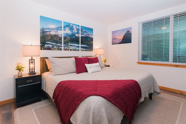 חדר השינה הראשי נמצא בקומה השנייה.