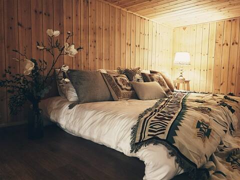A cozy interior where you can feel the sea of Yeongdeok