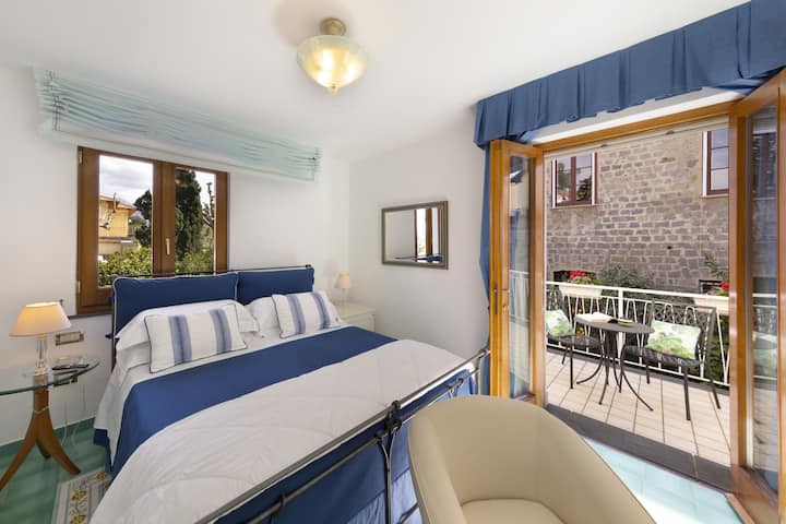 Dormitorio 4 - Dormitorio con cama matrimonial, acceso al balcón y al baño en suite