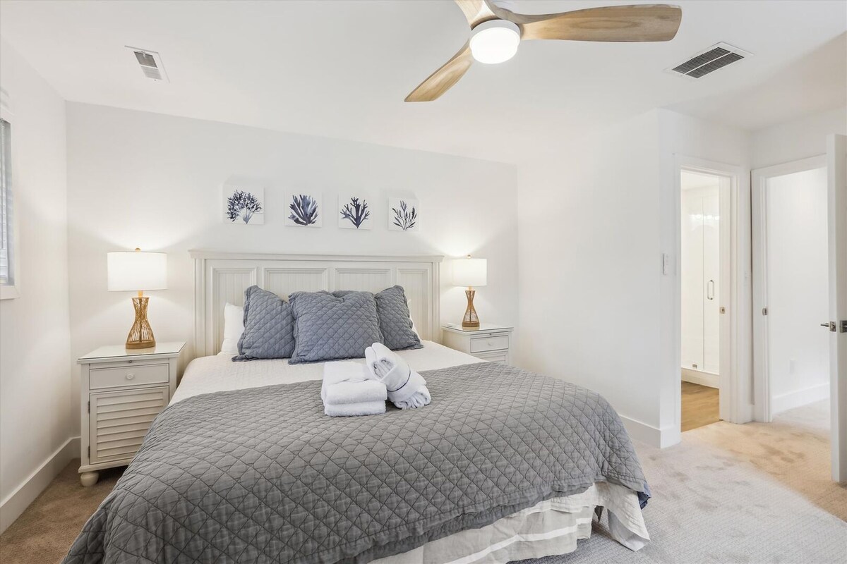 En-suite, 2e verdieping: comfortabel kingsize bed, eigen badkamer met inloopdouche, smart-tv, opbergruimte en een plafondventilator