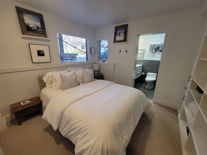 Втора спална соба со брачен кревет (