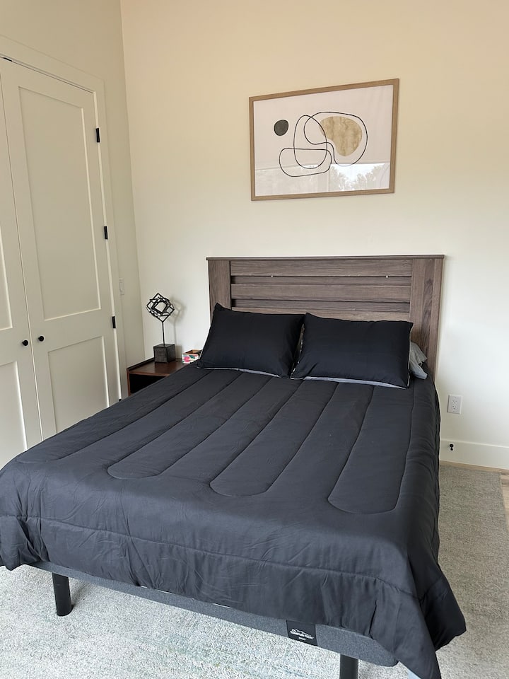 Hlavná spálňa s manželskou posteľou Queen 1