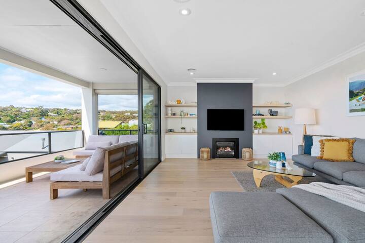 Luxury Entertainer – Bay Views, Infinity Pool gallery image 3