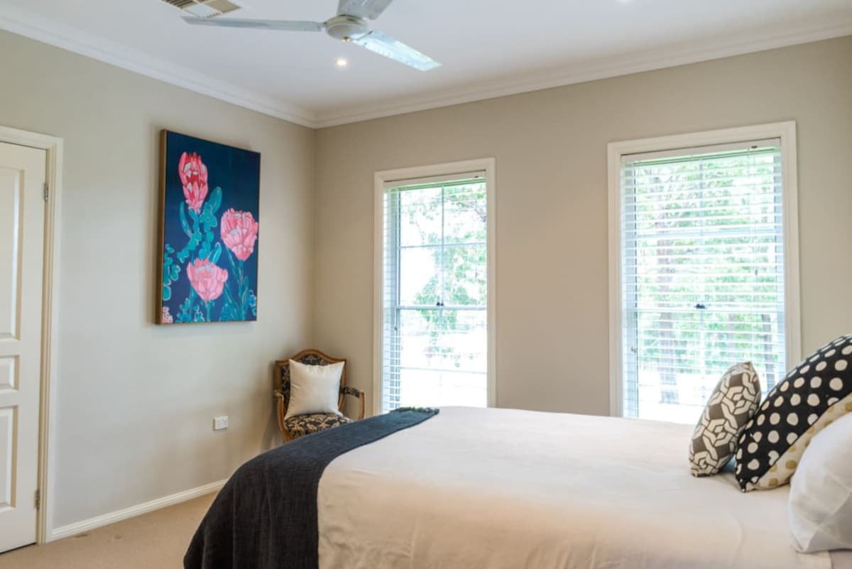 沉浸在爱彼迎卧室的温馨舒适中，床是一个舒适安静的天堂。