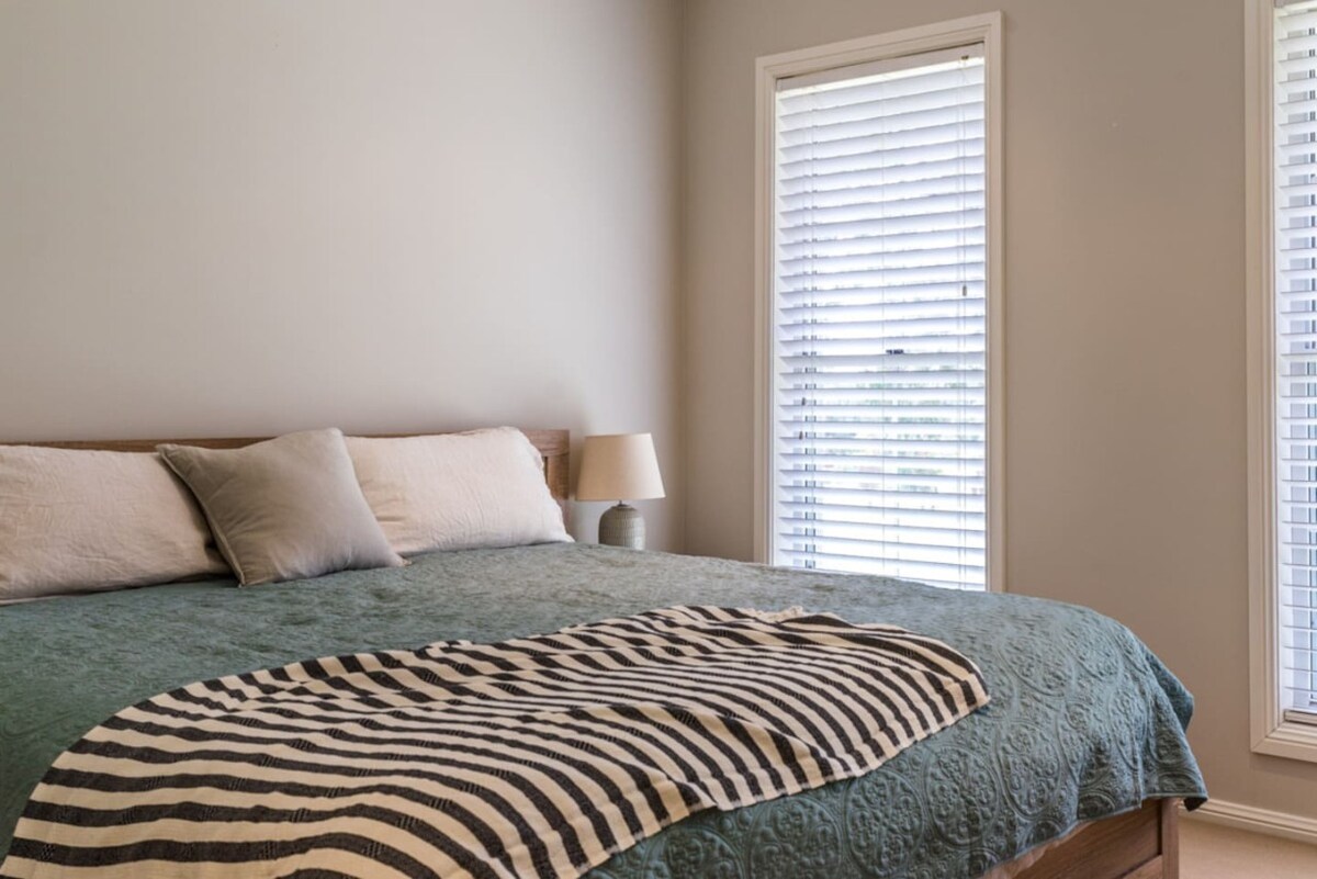 其中两间卧室配有2米宽双人床