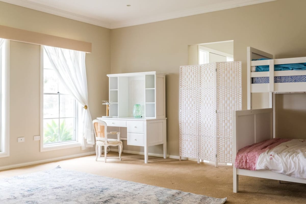 我们的爱彼迎卧室设有宽敞的双层床和时尚的梳妆台，让您放松身心。