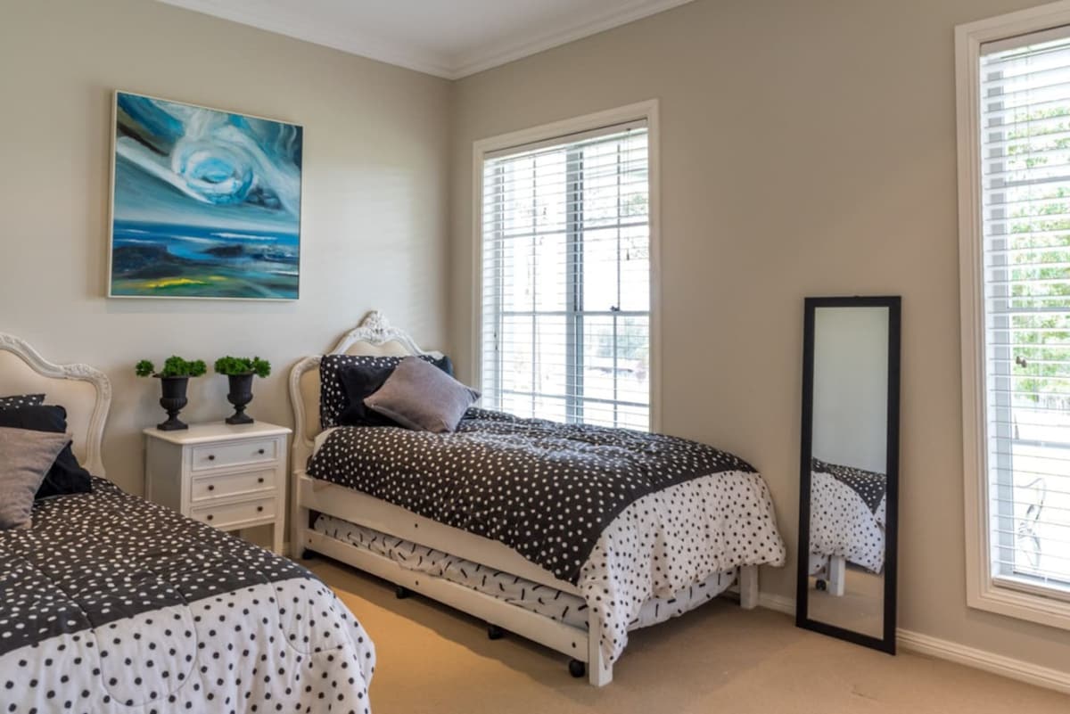 两张带轮子的单人床-可容纳4人