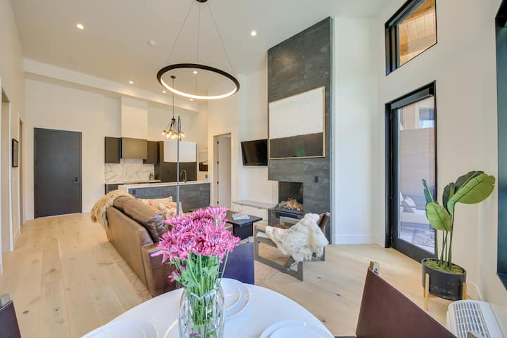Luxe Schweitzer Condo W/ Hot Tub: Ski-in/ski-out! - Sandpoint, ID