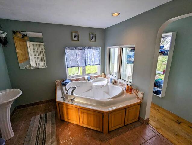 Spacious, peaceful 3 bed home, 5 min walk to Beach gallery image 2