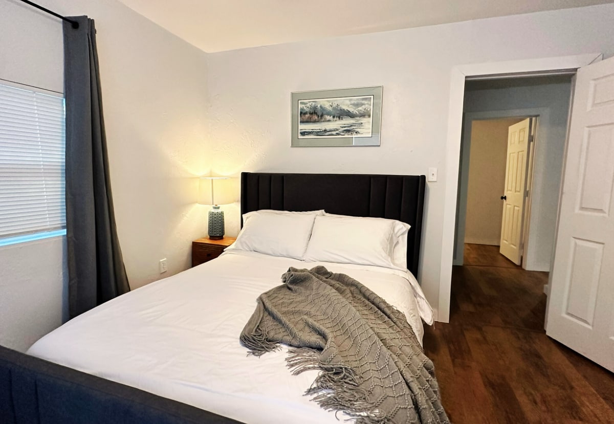 Dhoma e gjumit është një pushim i qetë, që ofron një atmosferë të rehatshme dhe të qetë për netët çlodhëse