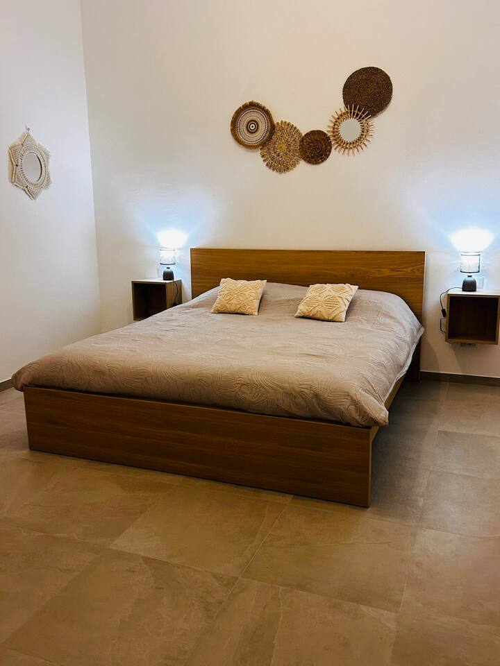 The Felicità Room
غرفة نوم رئيسية بمساحة 16 مترًا مربعًا مع سرير بحجم كينج ومنضدتين ليليتين وخزانة ملابس. الغرفة مجهزة بمكيف هواء وواي فاي. من ناحية أخرى، تحتوي النافذة على مصراع وشاشة. 

