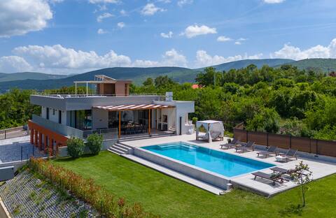 NEW! Villa Colorful - 55sqm heated pool, Hot-Tub,