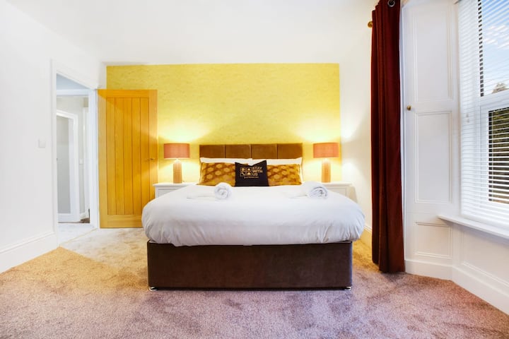 La chambre 3 offre flexibilité et confort avec un lit double confortable, assurant une retraite reposante pour une nuit de sommeil paisible. En outre, il est équipé d'une cheminée intérieure, de nombreux rangements et d'un miroir de courtoisie élégant.