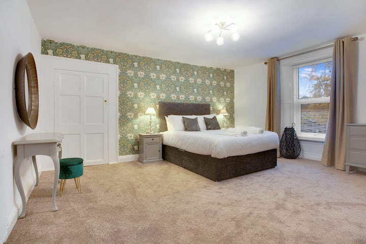 La chambre 1 offre flexibilité et confort avec un lit king size spacieux et confortable, avec de nombreux rangements.