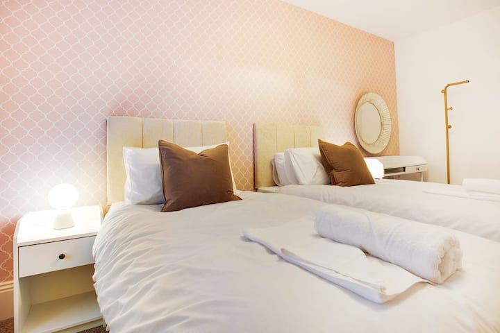 La chambre 4 offre flexibilité et confort avec 2 lits simples confortables.