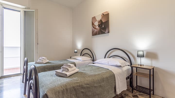 带阳台的双人卧室