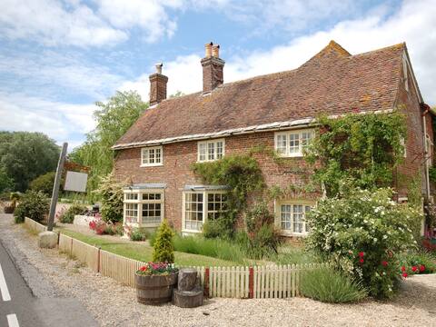 4 Bed in Corfe Mullen (THOLD)
