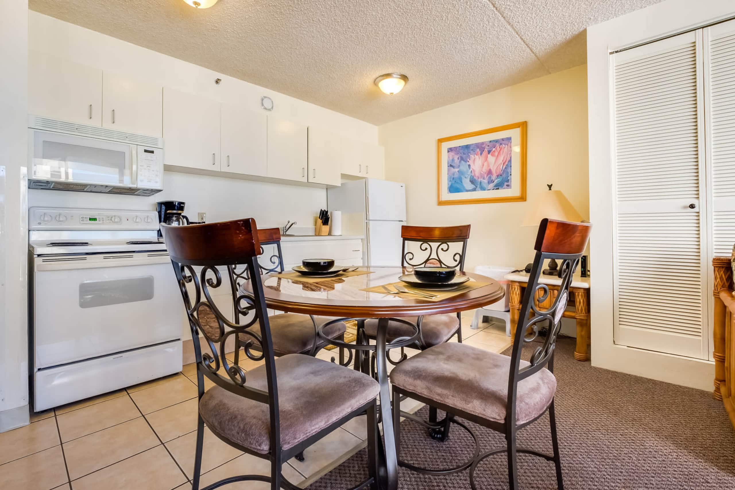 1BR Condo near Waikiki Beach w/ Private Lanai - Image 3