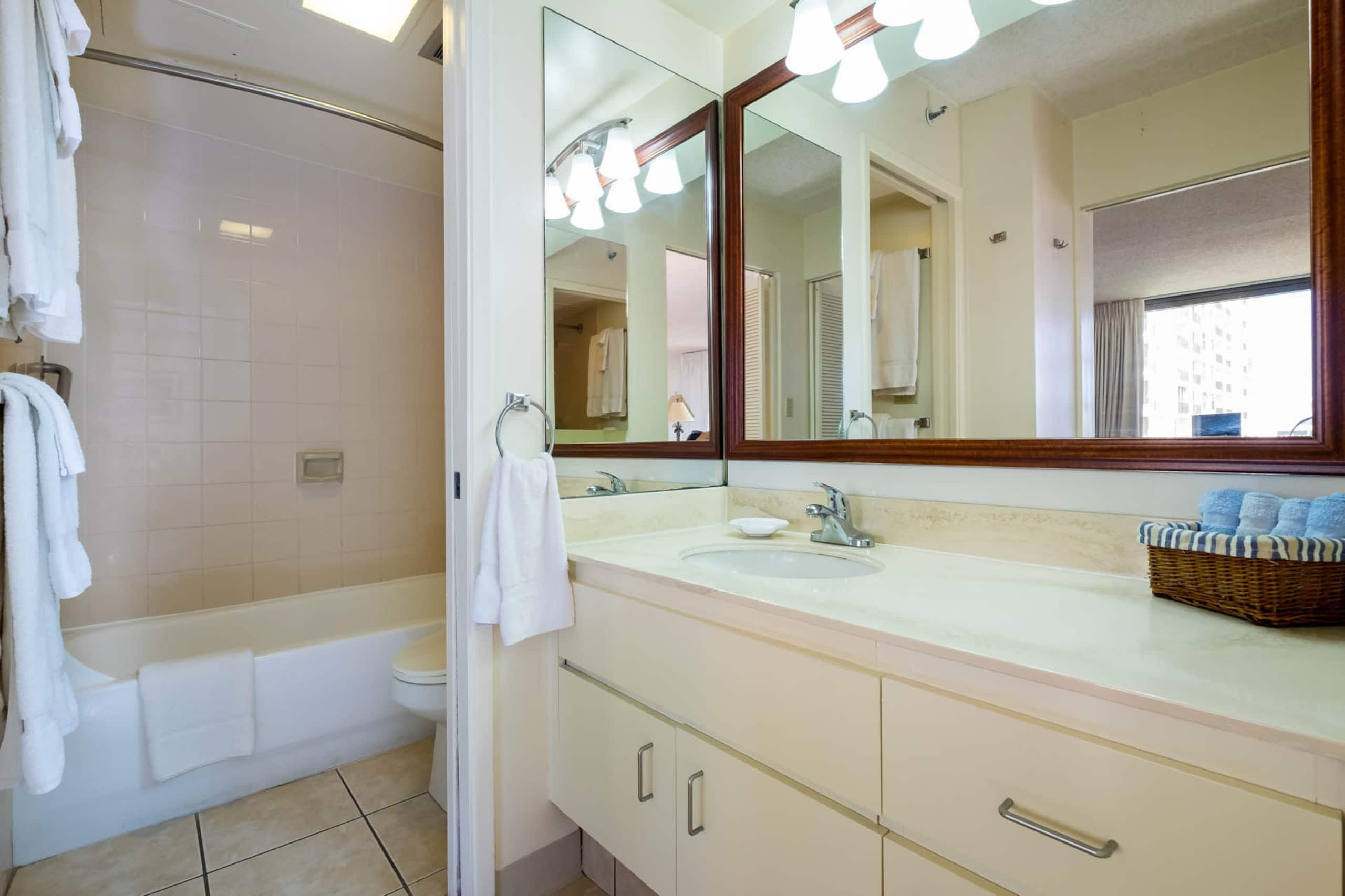 1BR Condo near Waikiki Beach w/ Private Lanai - Image 9