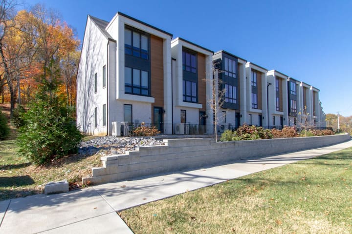 Modern Comfort | Spacious Retreat | Near BNA