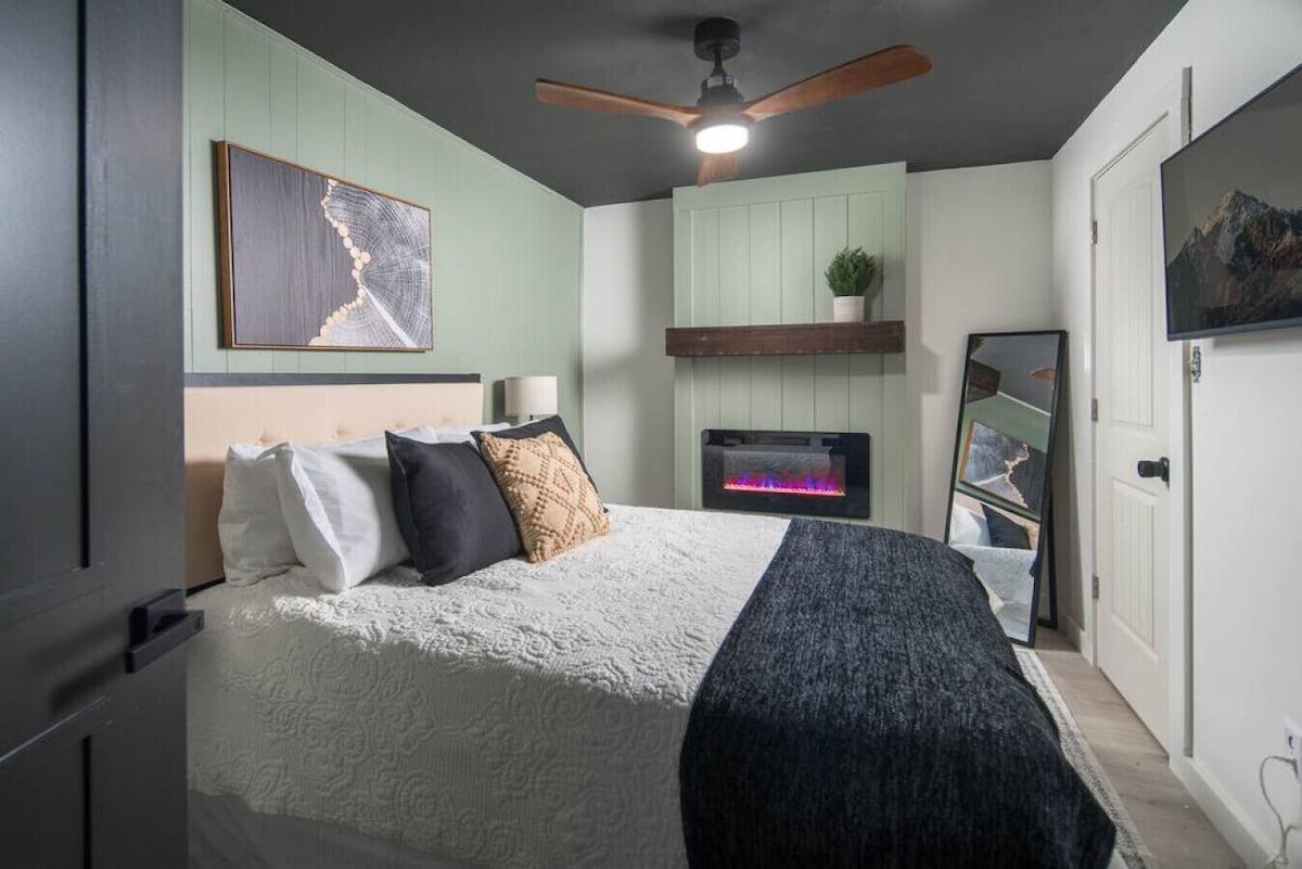 Брачна спална соба во подрум со бања. Собата е опремена со КАДИФЕНА постелнина, душек и перници од висока класа, електричен камин со далечински управувач и голем паметен телевизор со обезбедени апликации за стриминг.