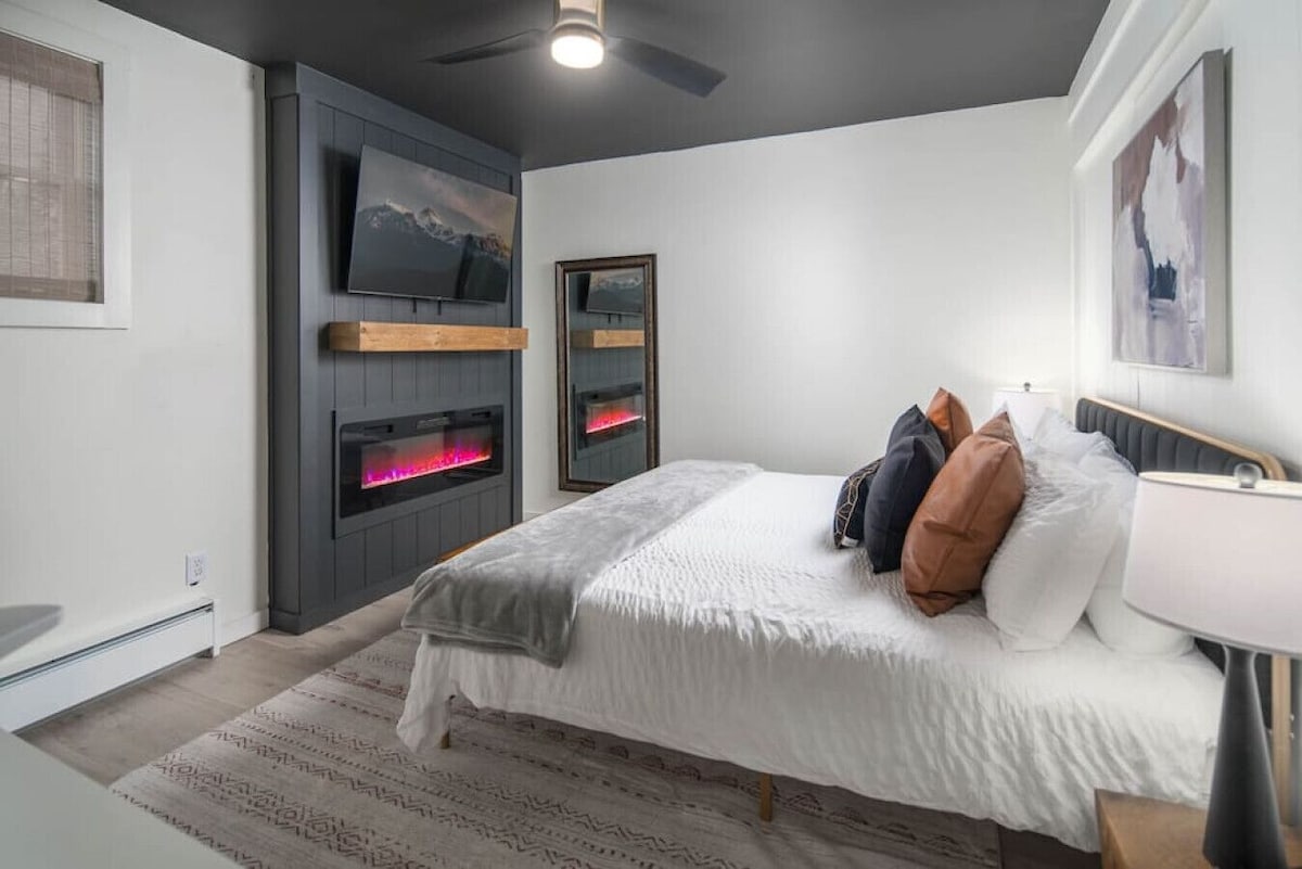 LED електричниот камин како дополнителен извор на топлина во зима или греење може да се исклучи со далечинскиот управувач за амбиент во лето. Голем 55-инчен паметен телевизор со повеќе апликации за емитување.