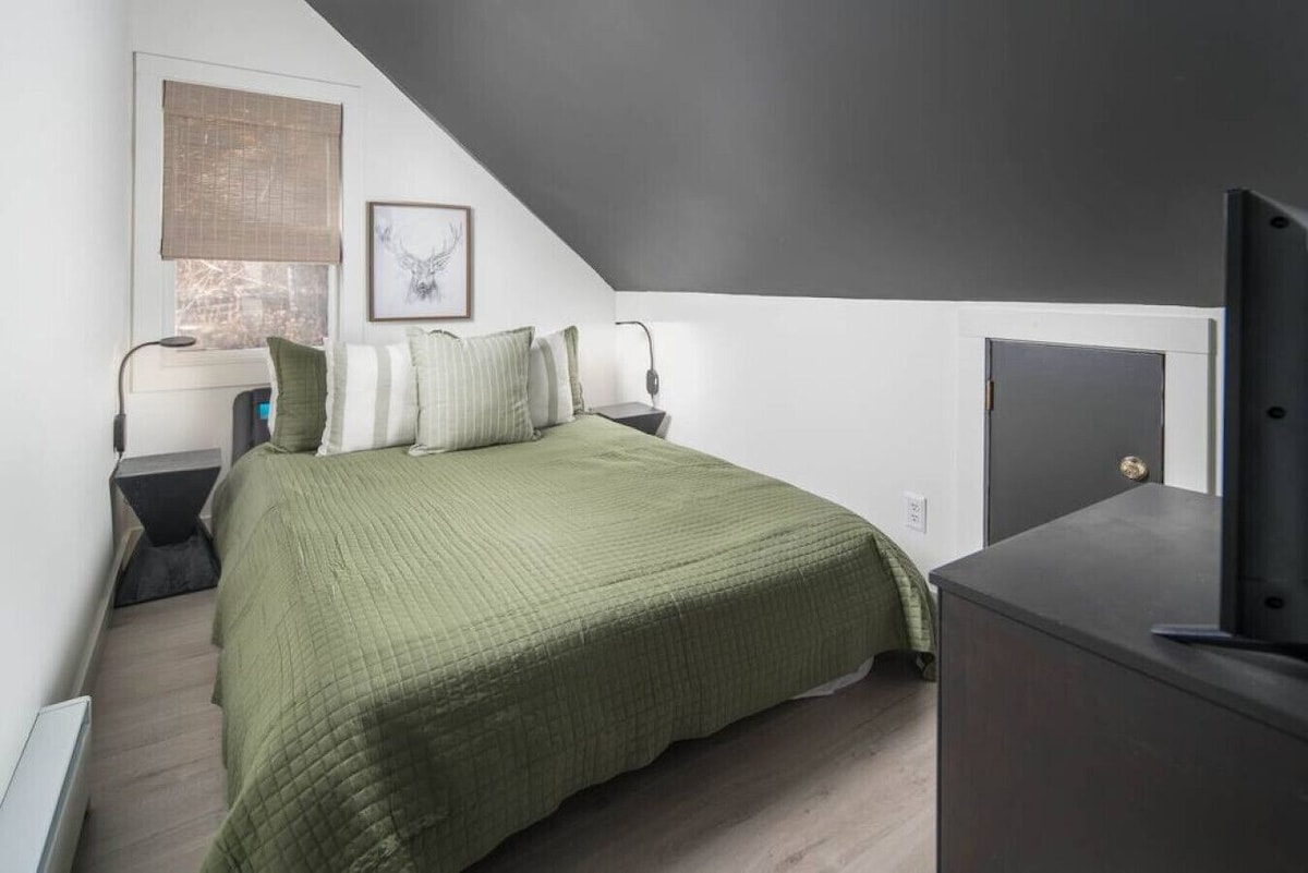 Брачна спална соба која се наоѓа на 3-ти кат веднаш до собата за играње на поткровје за деца/тинејџери. 42-инчен паметен телевизор со многу апликации за емитување.