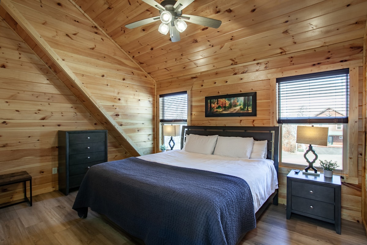 Mysigt sovrum med sidobord och lådor