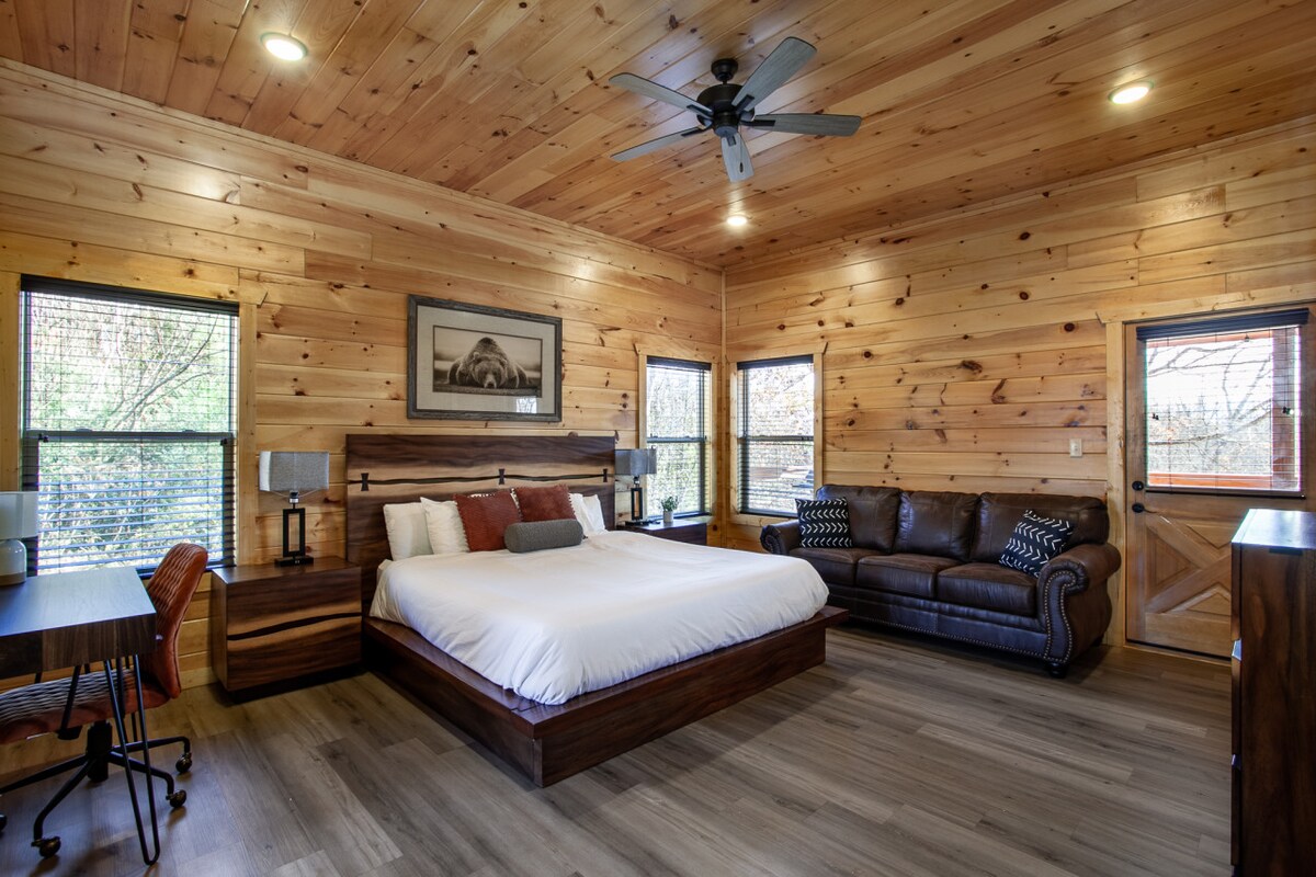 Mysigt sovrum med bord och soffa