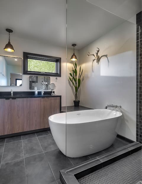 Tu'nlii House: Fall Colors, Creek & Hot Tub Magic