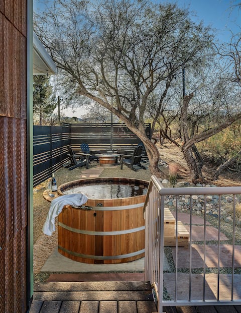 Tu'nlii House: Fall Colors, Creek & Hot Tub Magic