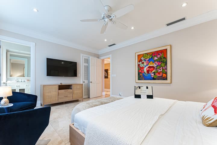 Dormitorio 2 con cama tamaño king, TV inteligente, vestidor y baño privado