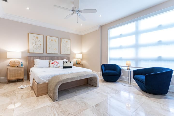 Dormitorio 2 con cama tamaño king, TV inteligente, vestidor y baño privado