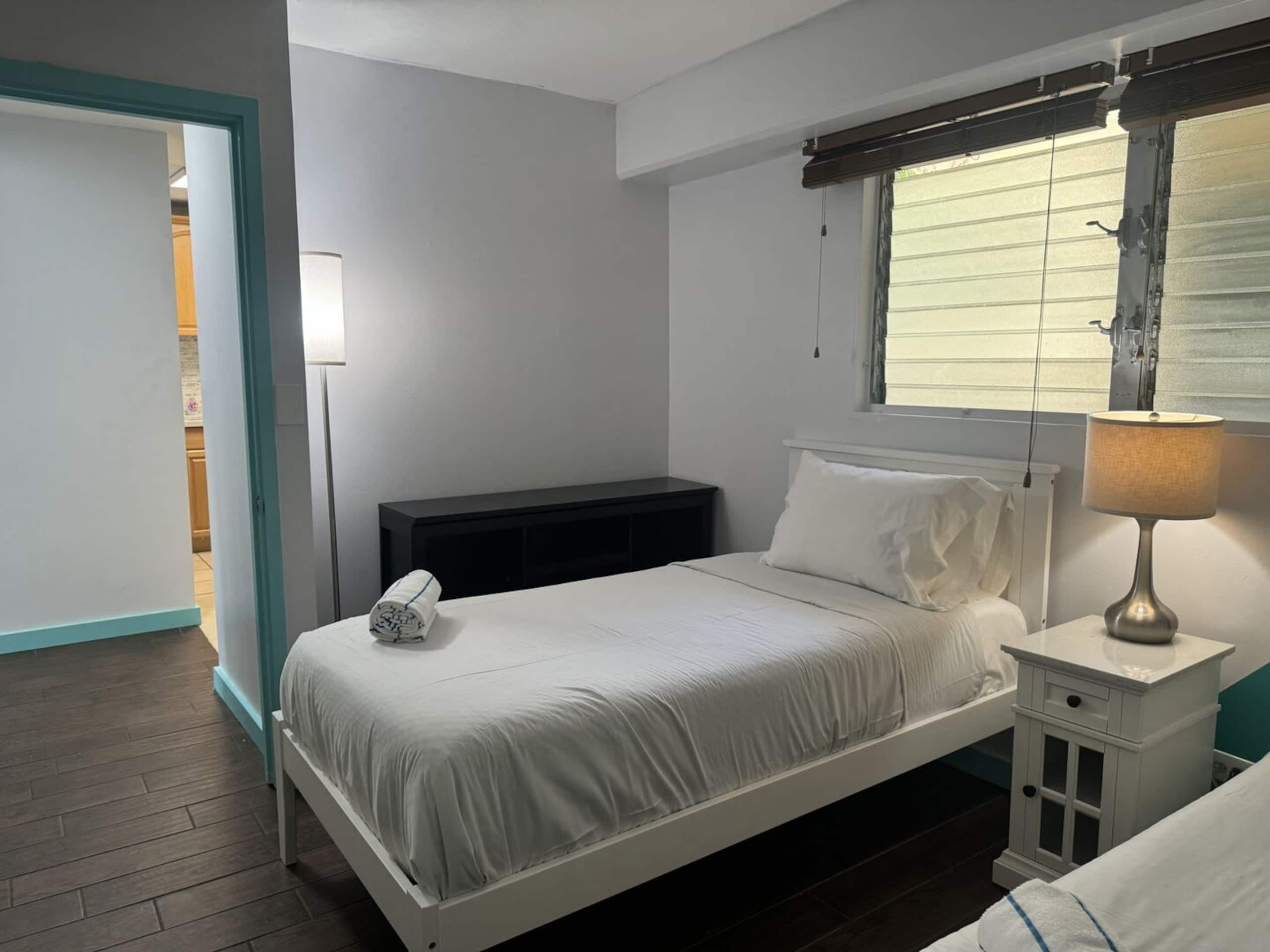 Condo in Honolulu · ★4.48 · 2 bedrooms · 4 beds · 1 private bath - Image 16