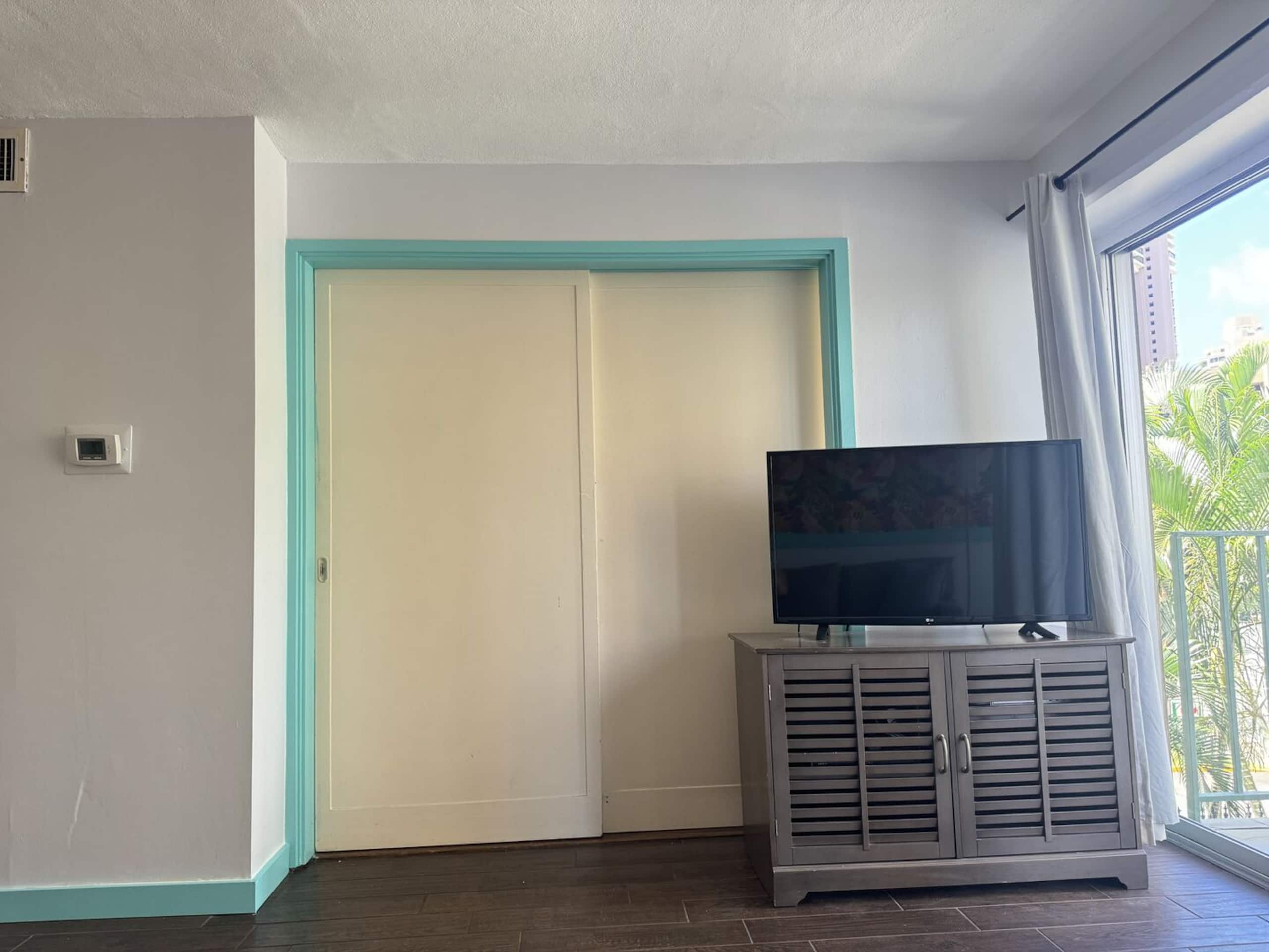 Condo in Honolulu · ★4.48 · 2 bedrooms · 4 beds · 1 private bath - Image 5