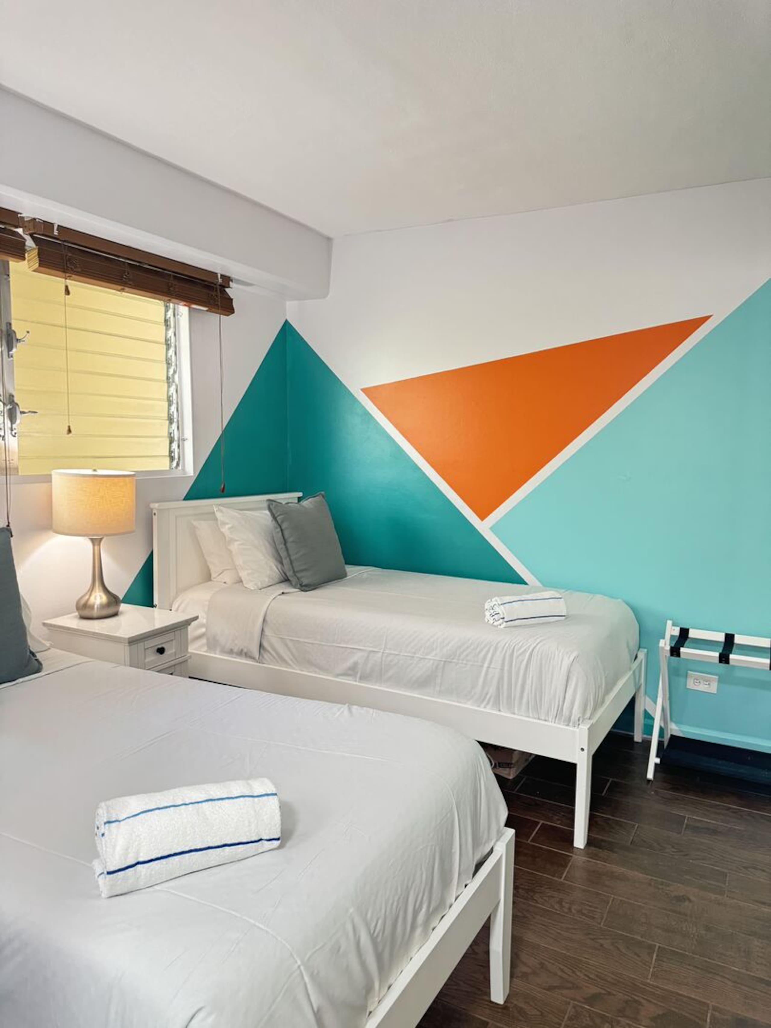 Condo in Honolulu · ★4.48 · 2 bedrooms · 4 beds · 1 private bath - Image 15
