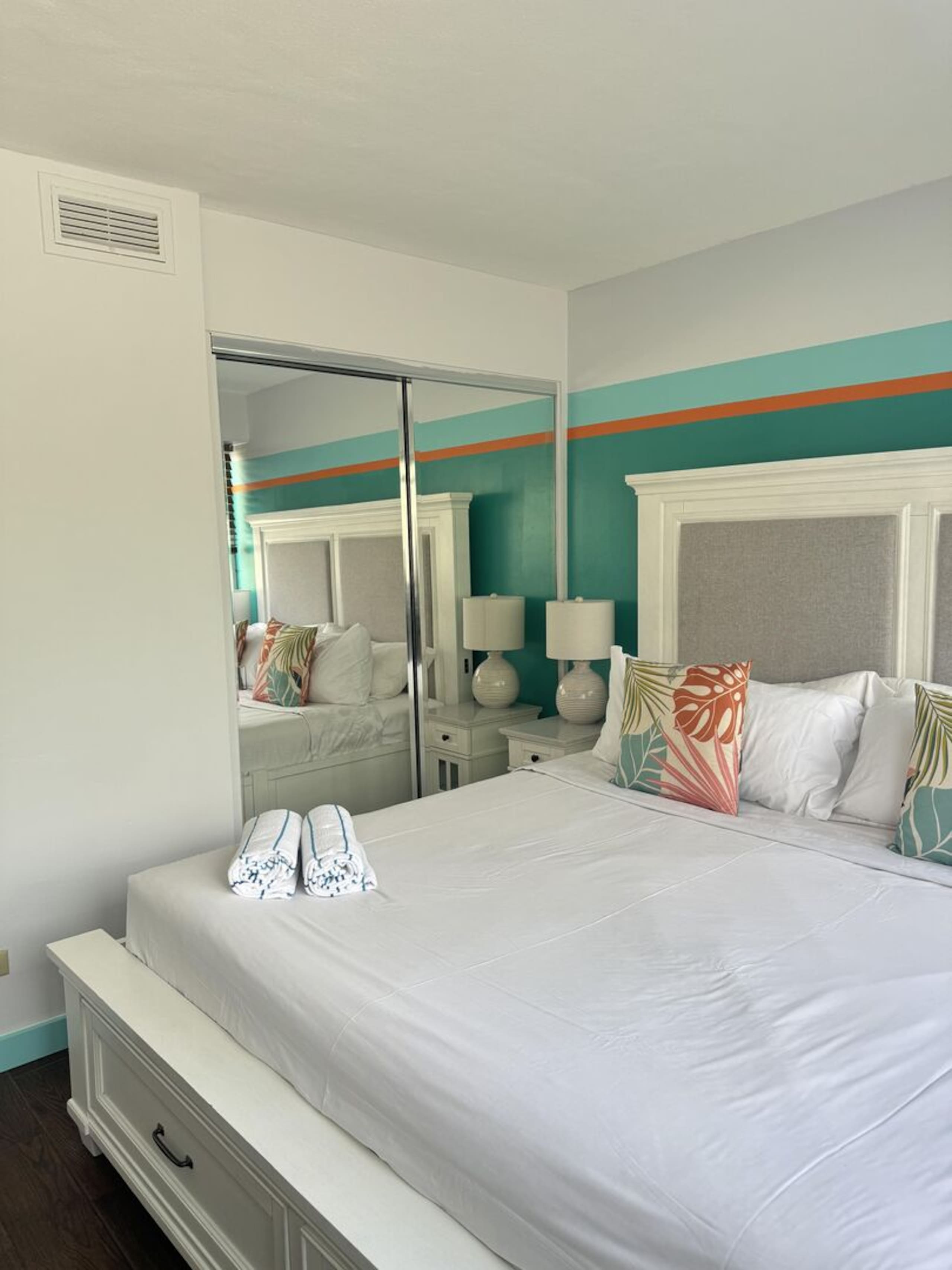 Condo in Honolulu · ★4.48 · 2 bedrooms · 4 beds · 1 private bath - Image 17