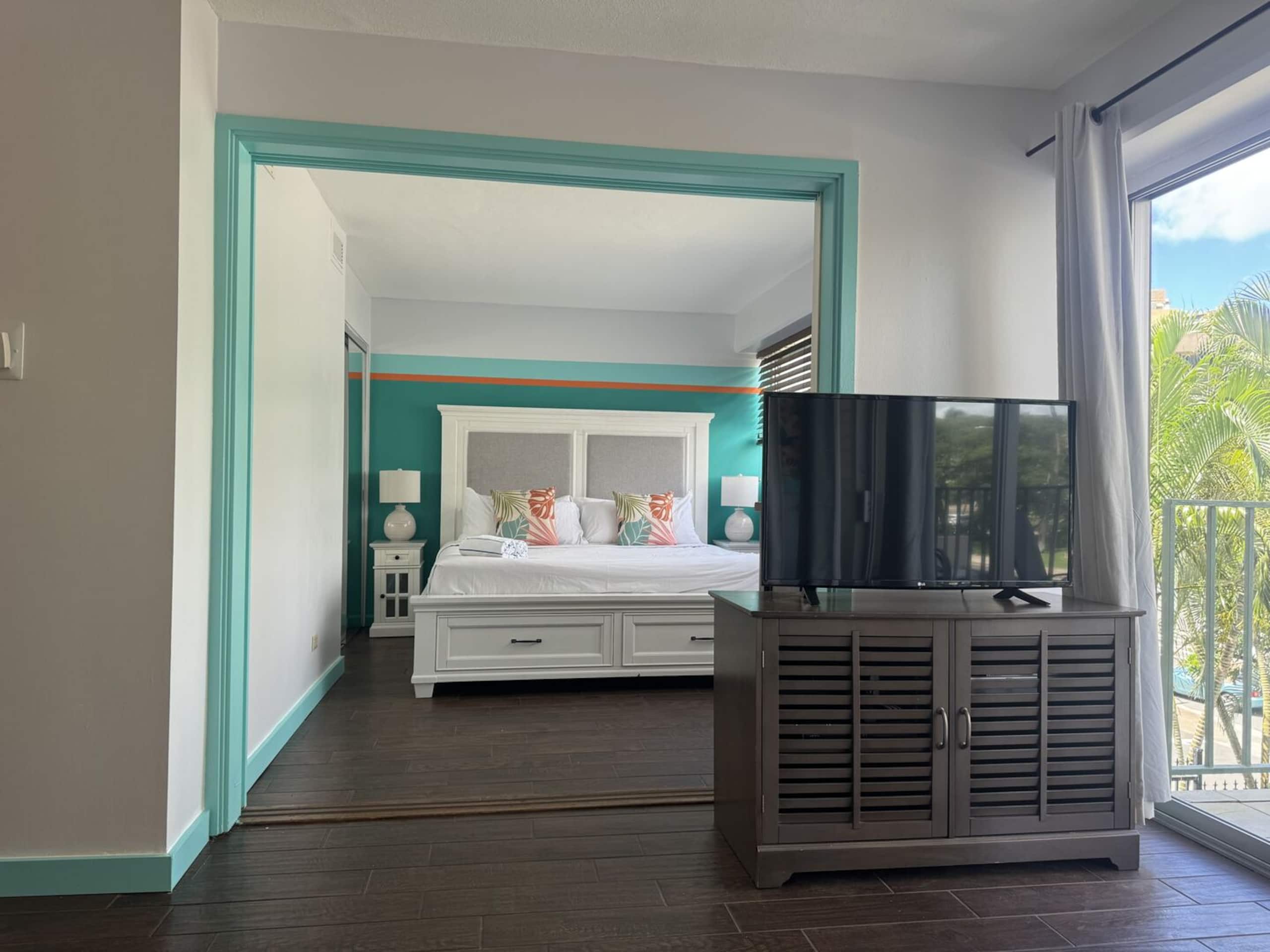 Condo in Honolulu · ★4.48 · 2 bedrooms · 4 beds · 1 private bath - Image 6