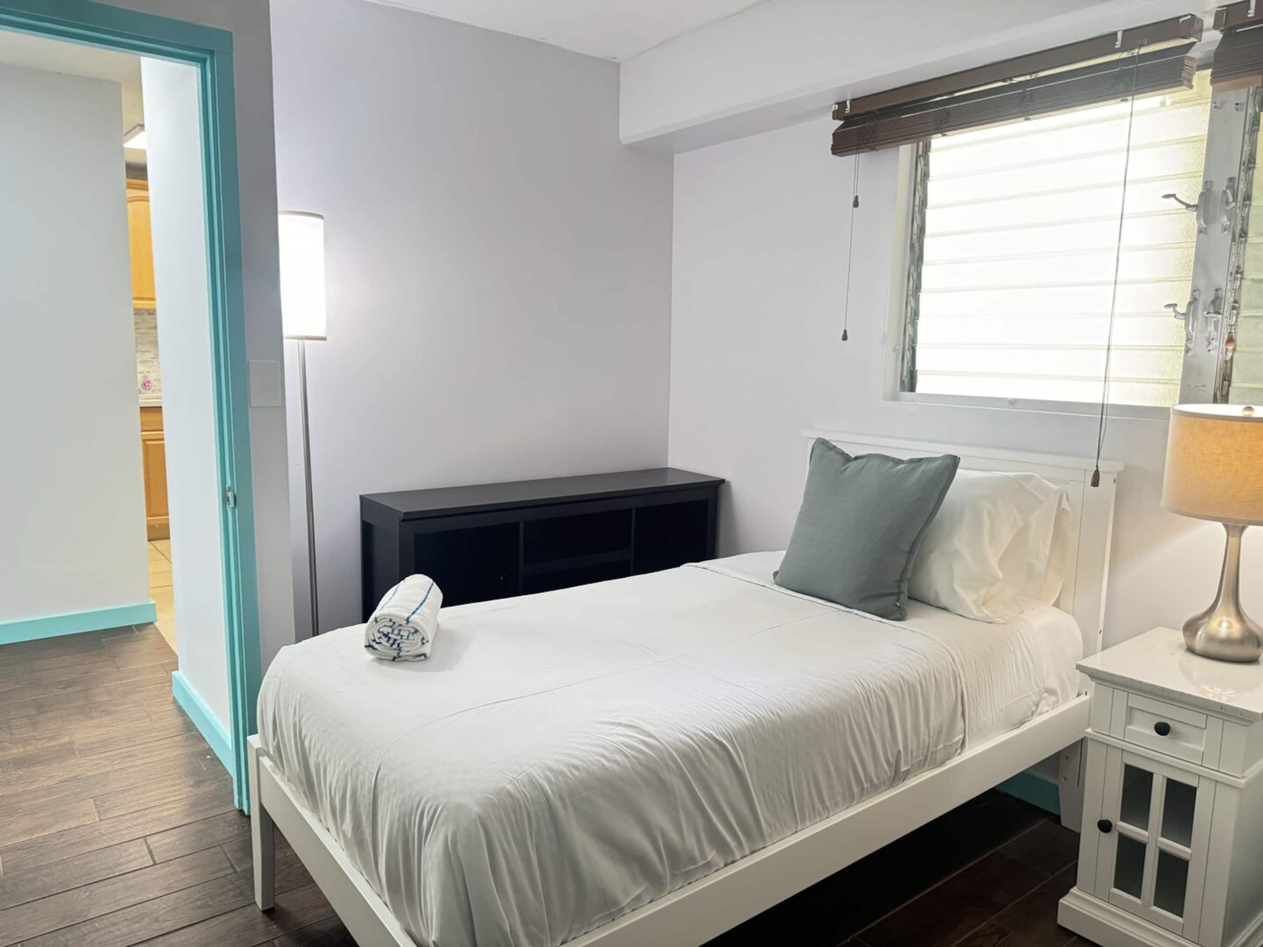 Condo in Honolulu · ★4.48 · 2 bedrooms · 4 beds · 1 private bath - Image 13