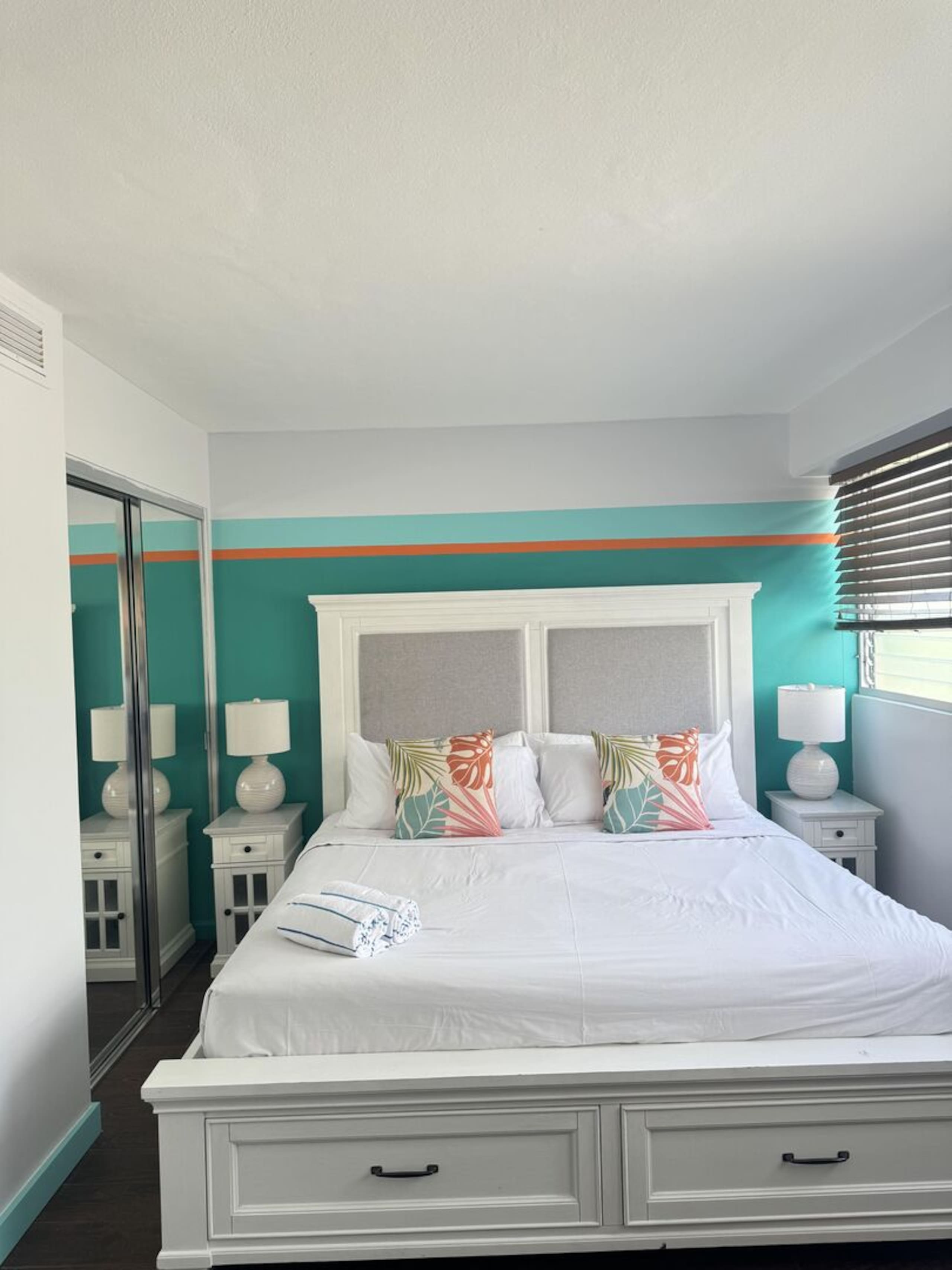 Condo in Honolulu · ★4.48 · 2 bedrooms · 4 beds · 1 private bath - Image 18