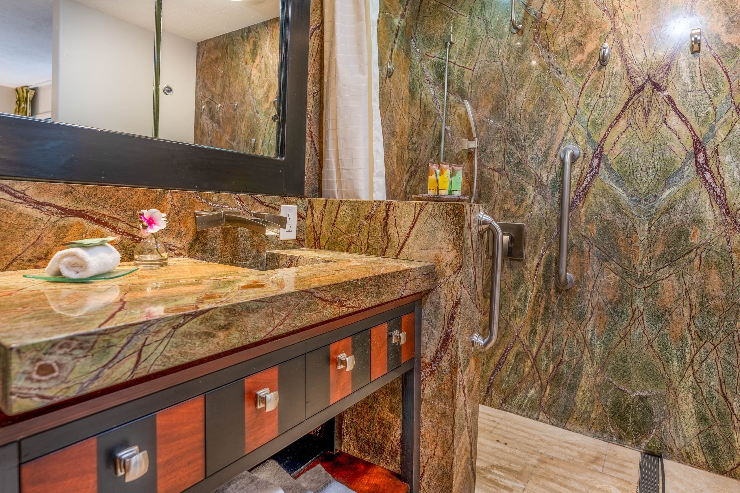 Condo in Wailuku · ★4.74 · 2 bedrooms · 4 beds · 2 baths - Image 19