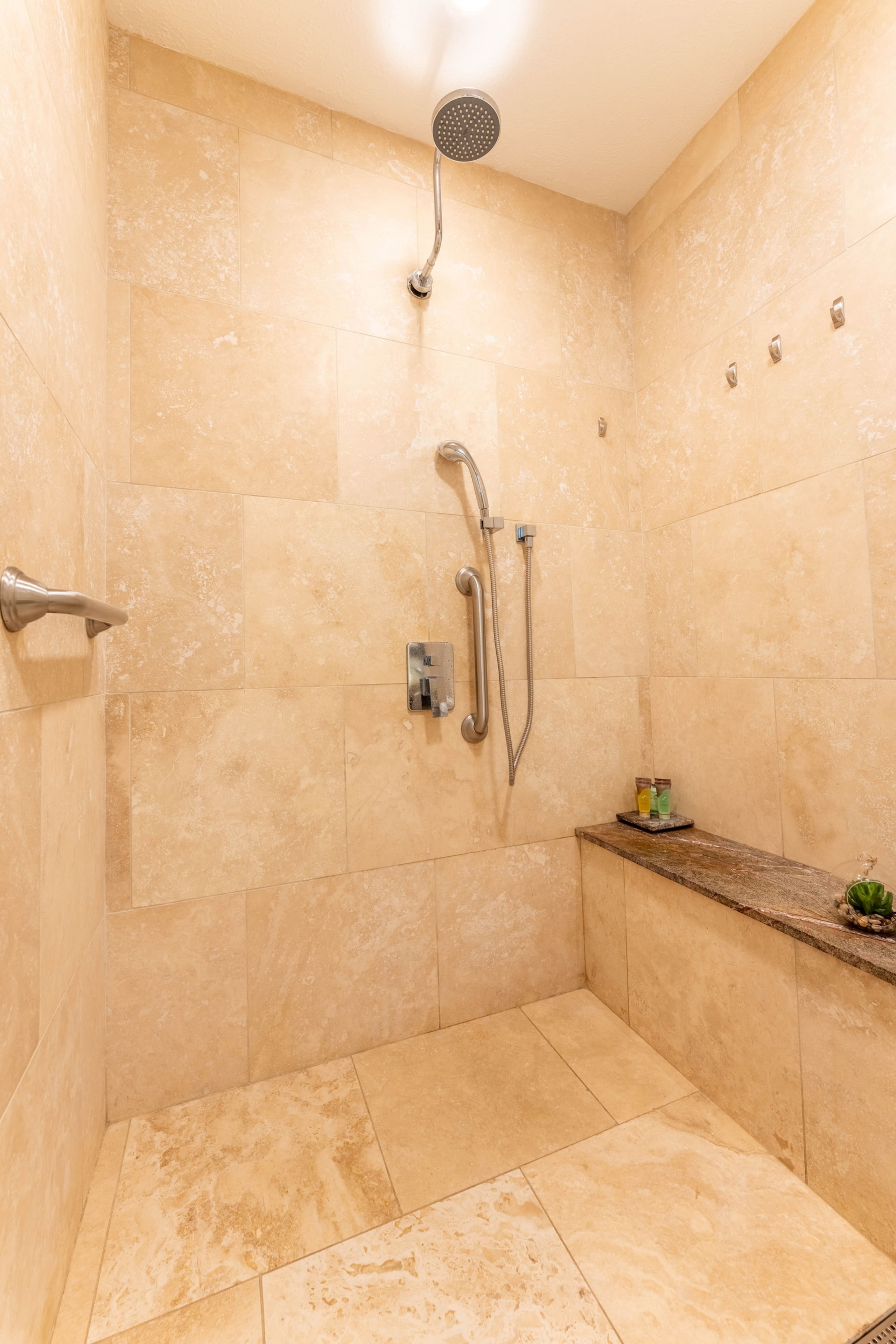 Condo in Wailuku · ★4.74 · 2 bedrooms · 4 beds · 2 baths - Image 26