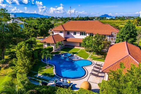 Luxurious 6 Bedroom Mansion Close To Beach! (CAS)