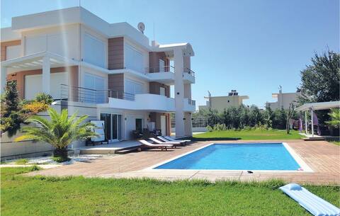 Lovely home in Preveza with outdoor swimming pool